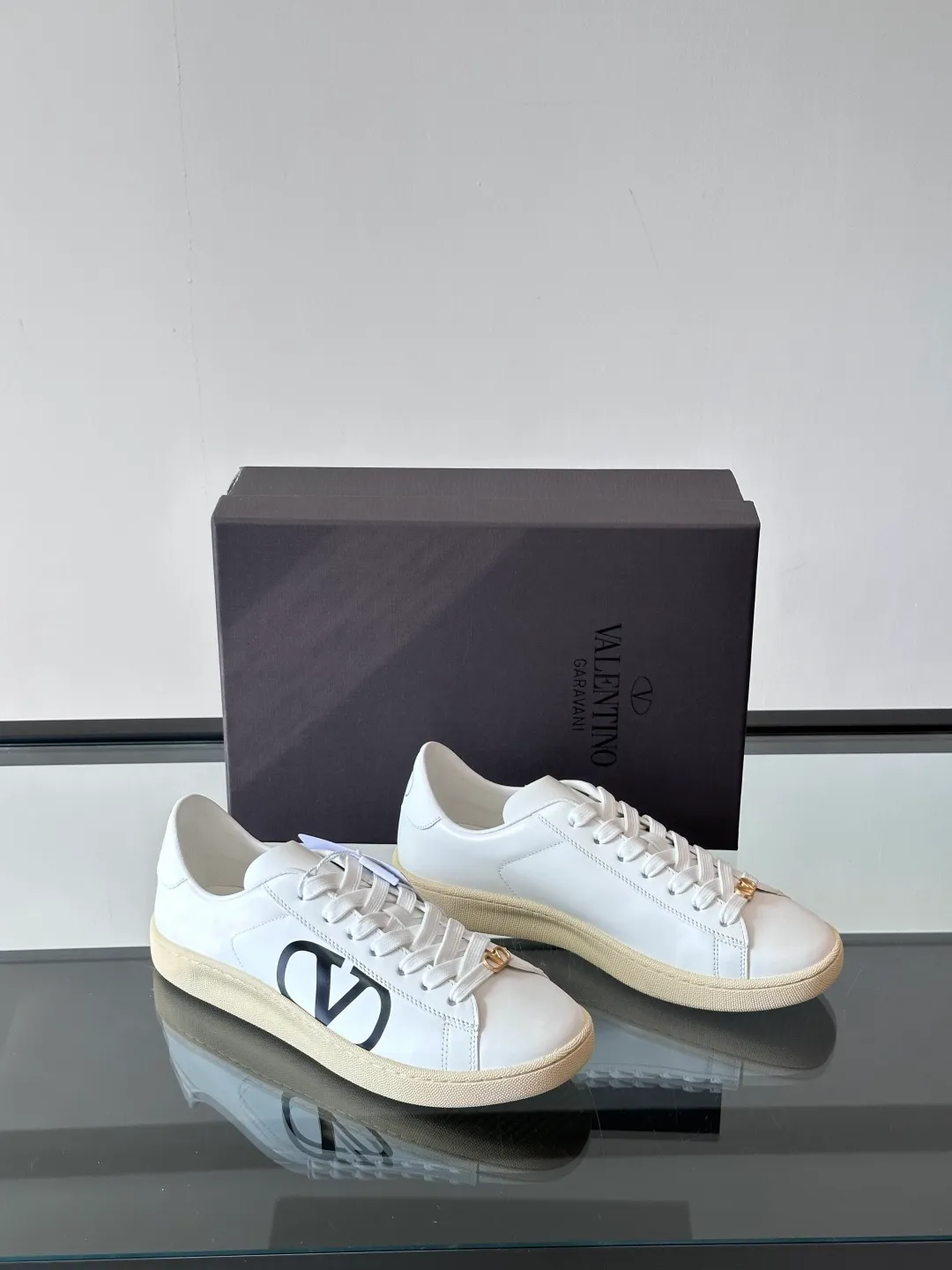 P440¥& VALENTINO Boys’ spring and summer white shoes🤍 VALENTINO GARAVANI ROYCO men’s soft calfskin sneakers, the shoelaces are equipped with removable vintage brass distressed effect VLOGO SIGNATURE accessories, and the back of the shoes is screen printed. Comfortable and good looking on the feet!  size：38-45